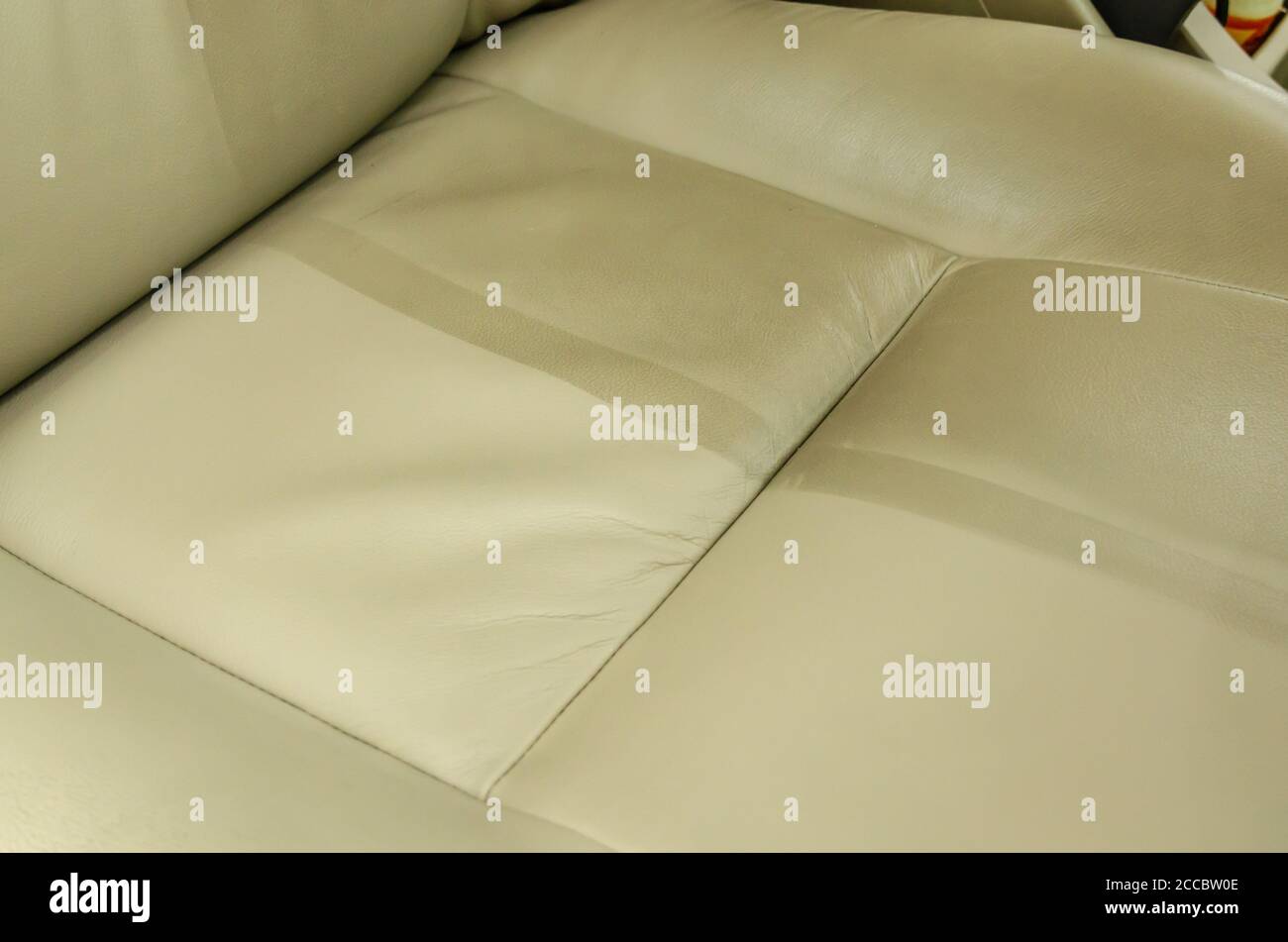 Prima e dopo il servizio di pulizia dei sedili in pelle Foto Stock