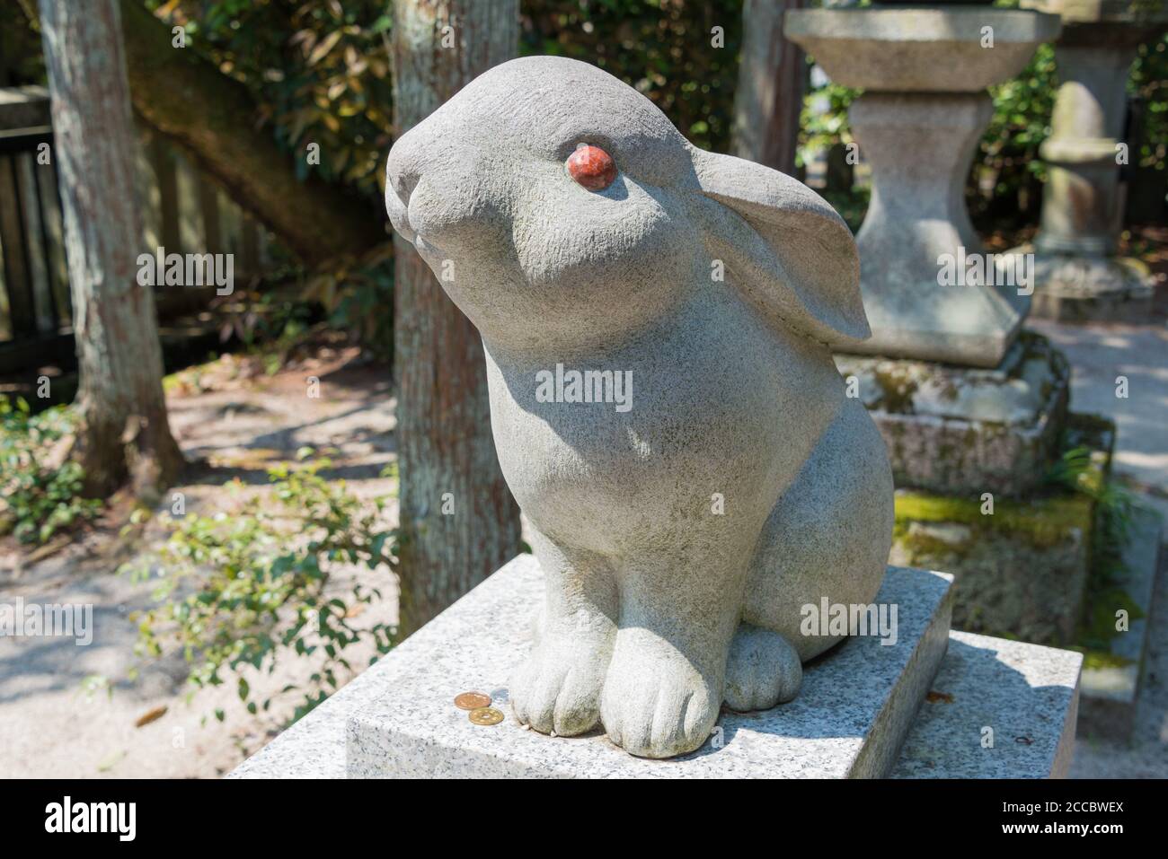 Kyoto, Giappone - Statua del coniglio al Santuario Okazaki di Kyoto, Giappone. Il Santuario fu originariamente costruito nel 794. Foto Stock