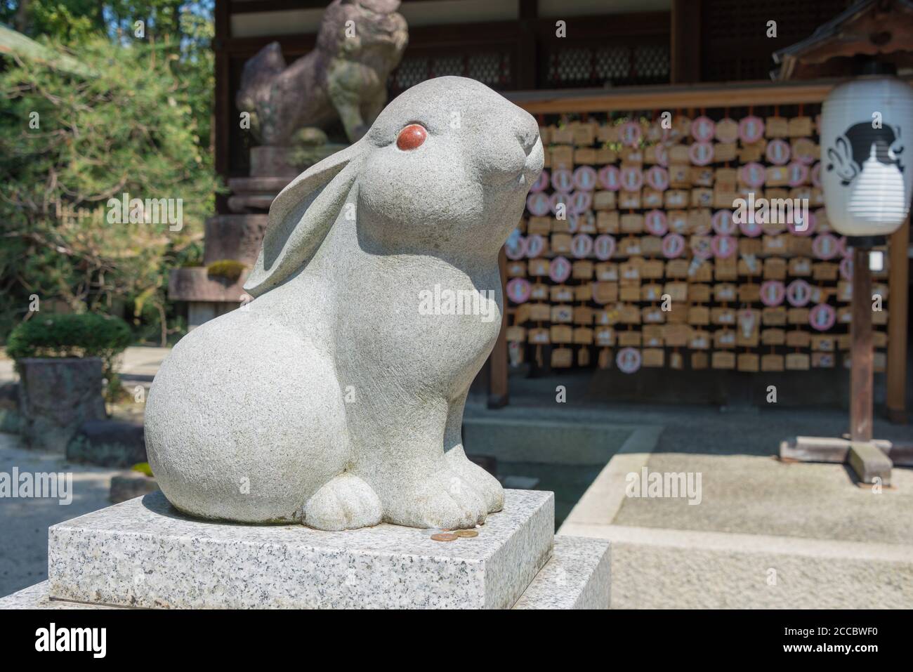 Kyoto, Giappone - Statua del coniglio al Santuario Okazaki di Kyoto, Giappone. Il Santuario fu originariamente costruito nel 794. Foto Stock