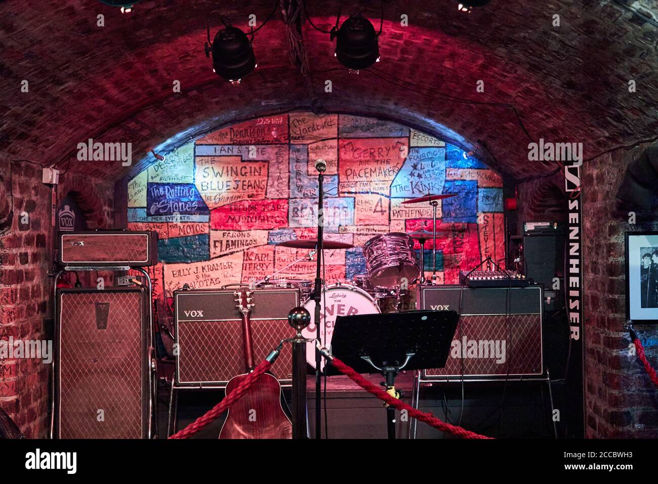 Il piccolissimo palco del Cavern Club, Liverpool Foto Stock