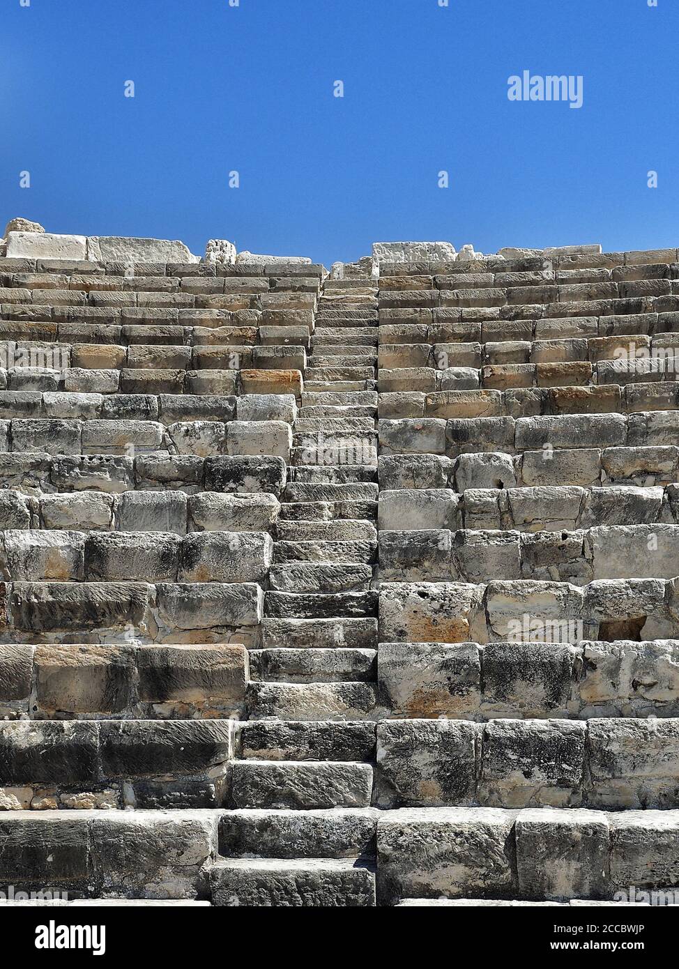 Scalinata del teatro romano, acropoli nella città antica - stato Kourion. Cielo blu su sfondo. Foto Stock