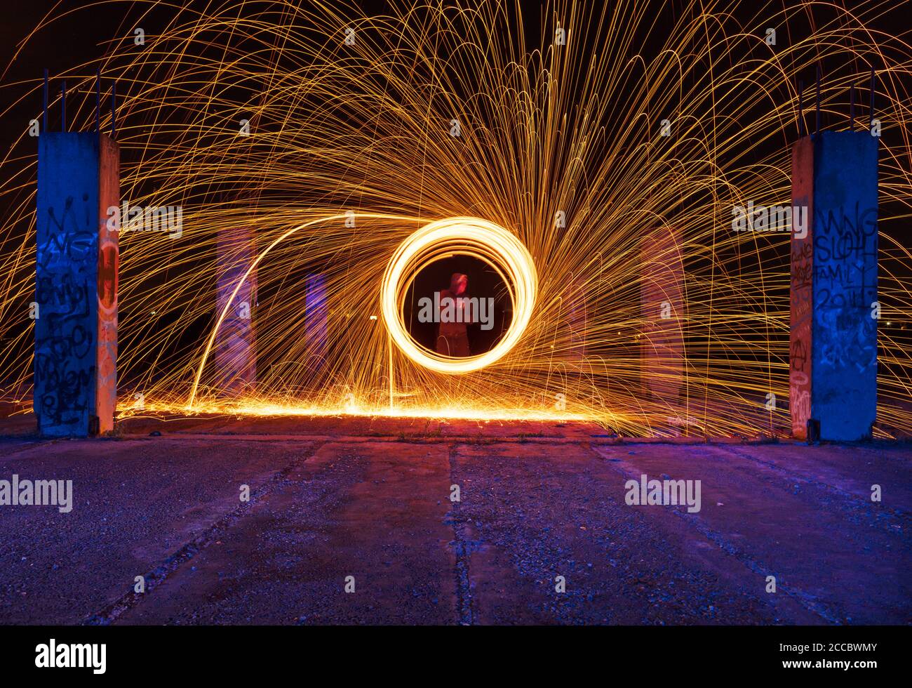 Foto fuoco di lana d'acciaio scattata su lunga esposizione, che fa forme astratte. Foto Stock