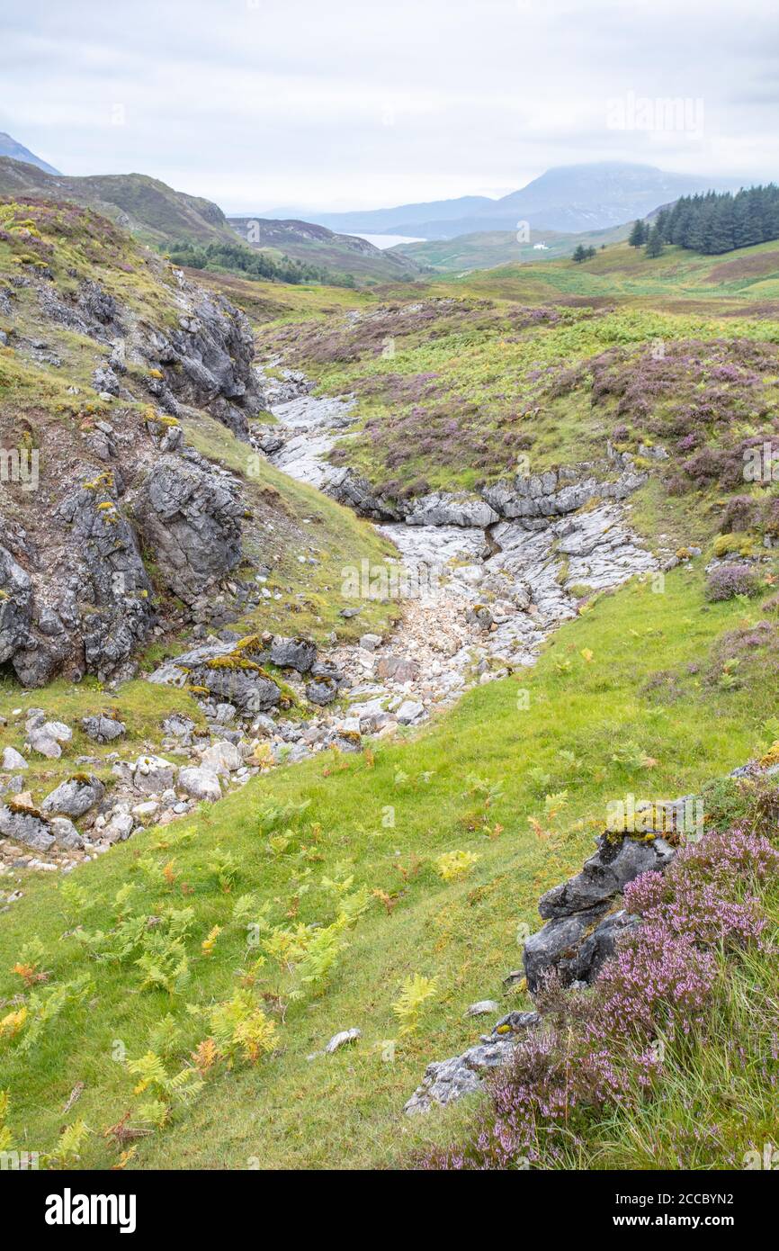 Paesaggio carsico nella valle del Traligill. Sistemi imbricati sotto Conival nel culmine Assynt. Foto Stock