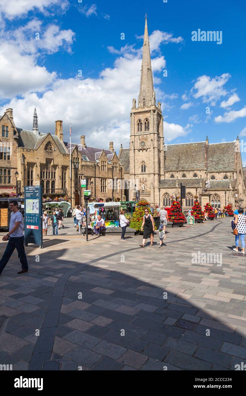 Durham city center su un giorno di mercato nel nord-est dell' Inghilterra Foto Stock