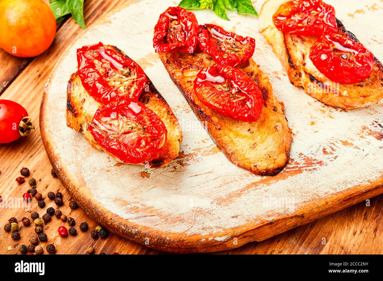 Sandwich con pomodori secchi. Bruschetta italiana. Deliziosi pomodori secchi Foto Stock