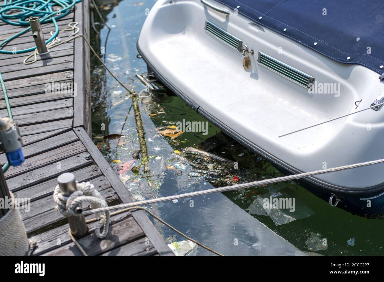 Un mucchio disgustoso di inquinamento galleggia in mare sotto la barca. Foto Stock