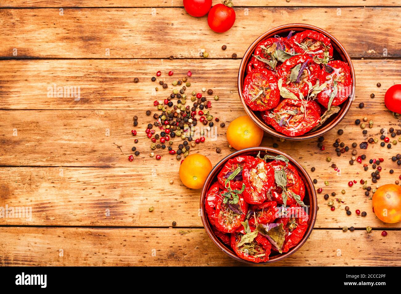 Pomodori secchi con erbe e spezie Foto Stock