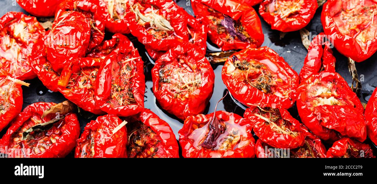 Pomodori secchi con erbe e spezie Foto Stock
