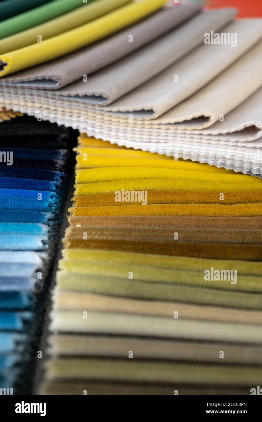 Campioni di velluto multicolore su un campione di tessuto che crea un colorato sfondo morbido Foto Stock