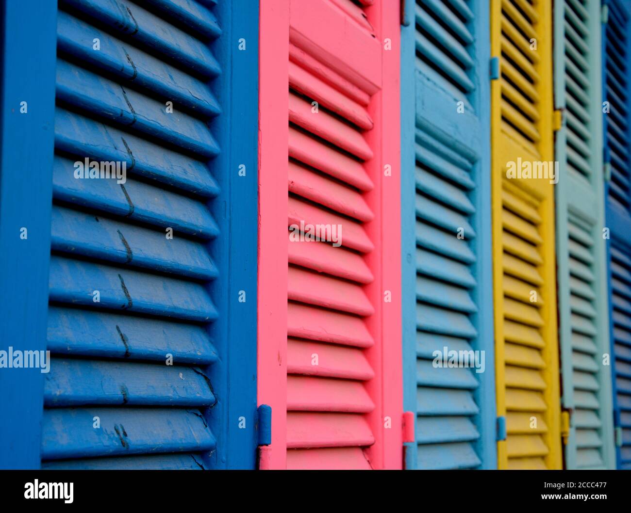 Finestre esterne in legno vintage di colore rustico Foto Stock