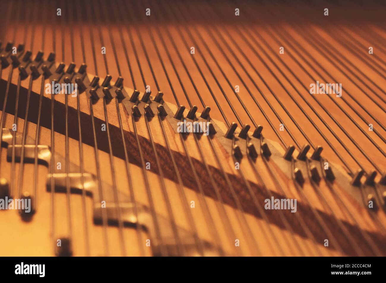 Primo piano in stile vintage di grandi archi di pianoforte. Foto Stock