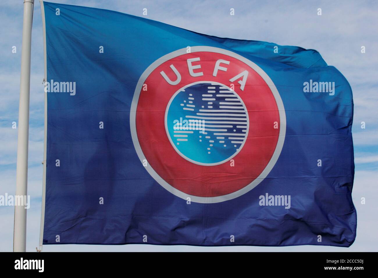 Logo e bandiera UEFA. Foto di Tony Henshaw Foto Stock