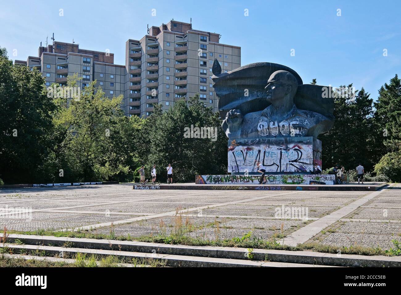 Pattinatori al monumento Ernst Thälmann nel quartiere berlinese di Prenzlauer Berg. Foto Stock