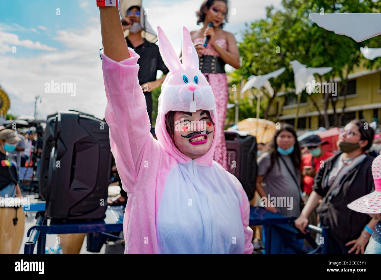 Il protetore si vestì da coniglio ad una protesta pro-democrazia a Bangkok, Thailandia, il 16 agosto 2020 Foto Stock