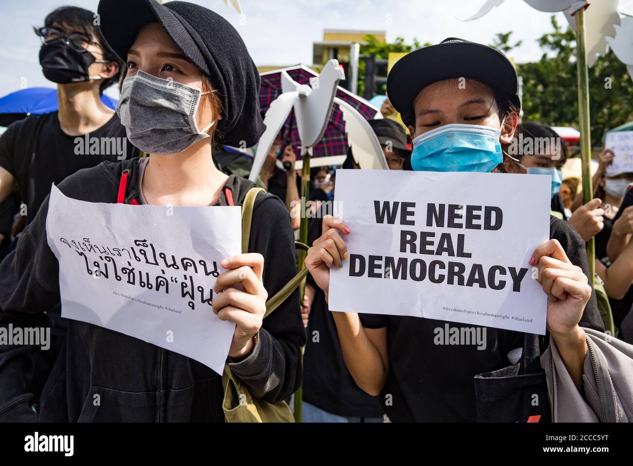 Studenti che hanno firmato una protesta pro-democrazia a Bangkok, Thailandia, il 16 agosto 2020 Foto Stock