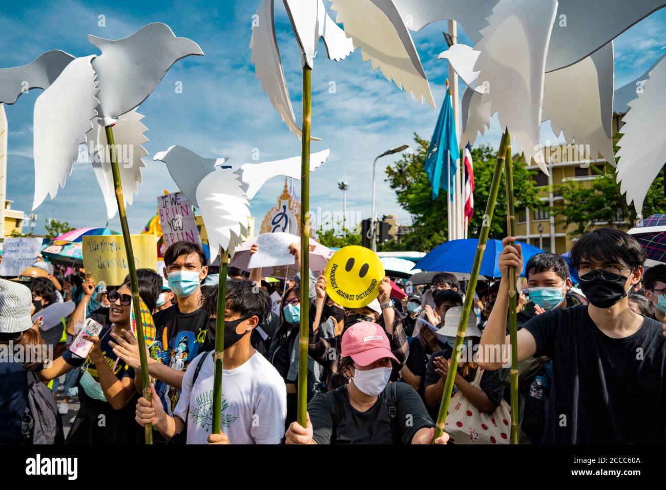 Studenti che tengono colombe in una protesta pro-democrazia a Bangkok, Thailandia, il 16 agosto 2020 Foto Stock