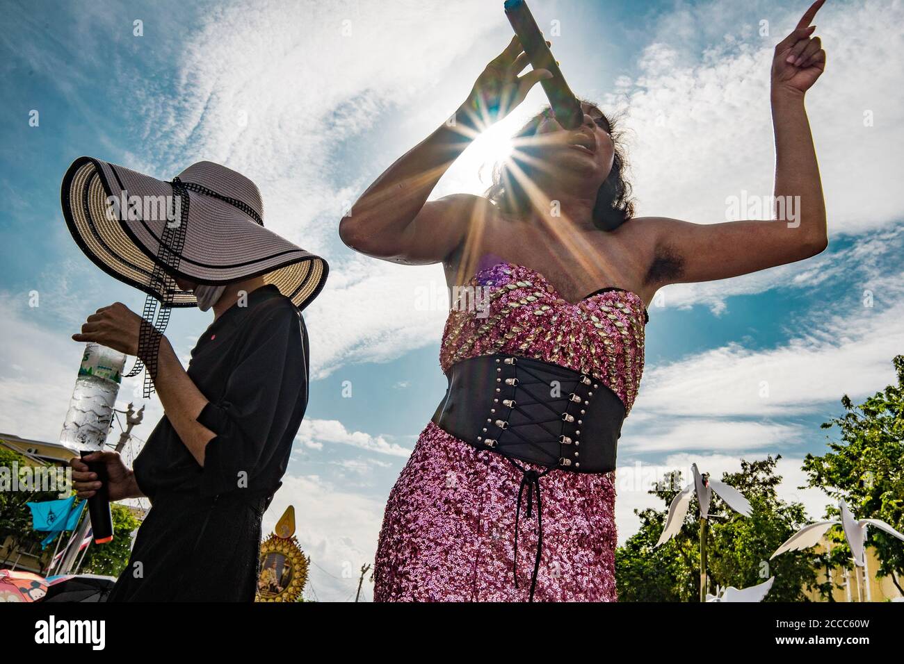Leader di protesta che parlano ad una protesta pro-democrazia a Bangkok, Thailandia, il 16 agosto 2020 Foto Stock