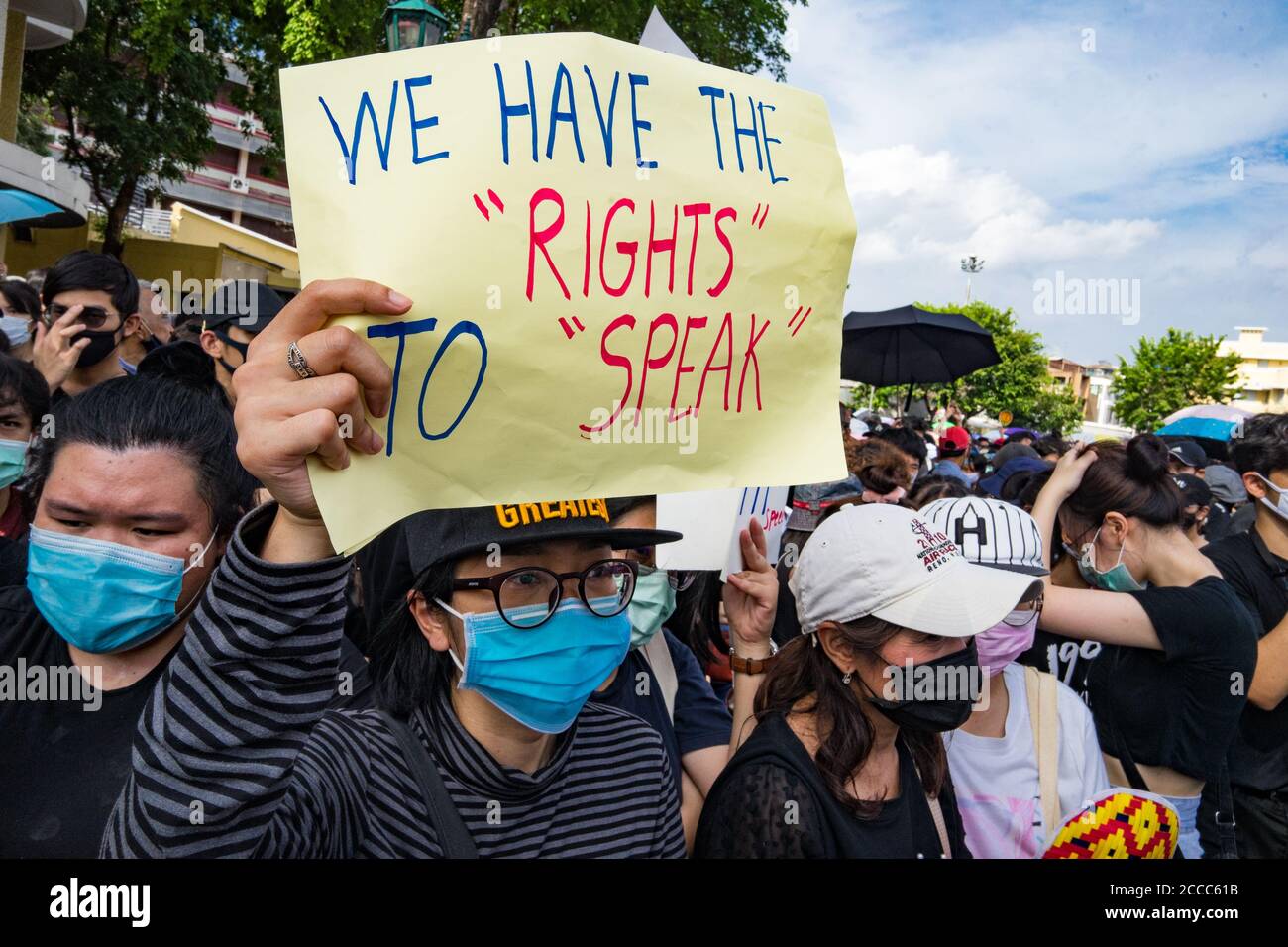 Studente che ha firmato una protesta pro-democrazia a Bangkok, Thailandia, il 16 agosto 2020 Foto Stock