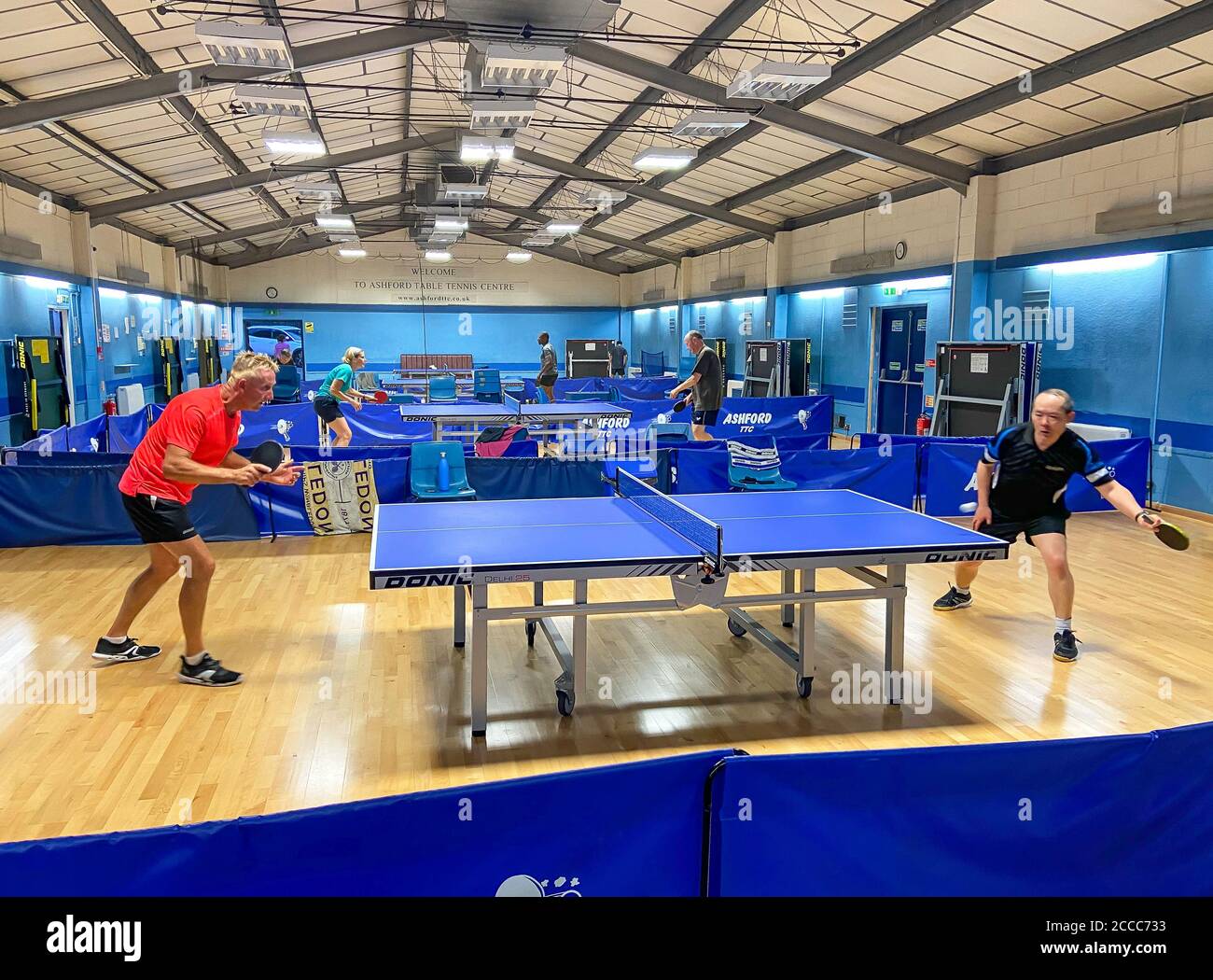 Tavoli al coperto presso l'Ashford Table Tennis Club, Woodthorpe Road, Ashford, Surrey, Regno Unito Foto Stock