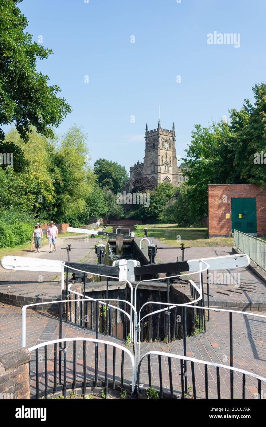 Kidderminster Lock su Staffordshire e Worcestershire Canal e St. Mary and All Saints' Church, Kidderminster, Worcestershire, Inghilterra, Regno Unito Foto Stock