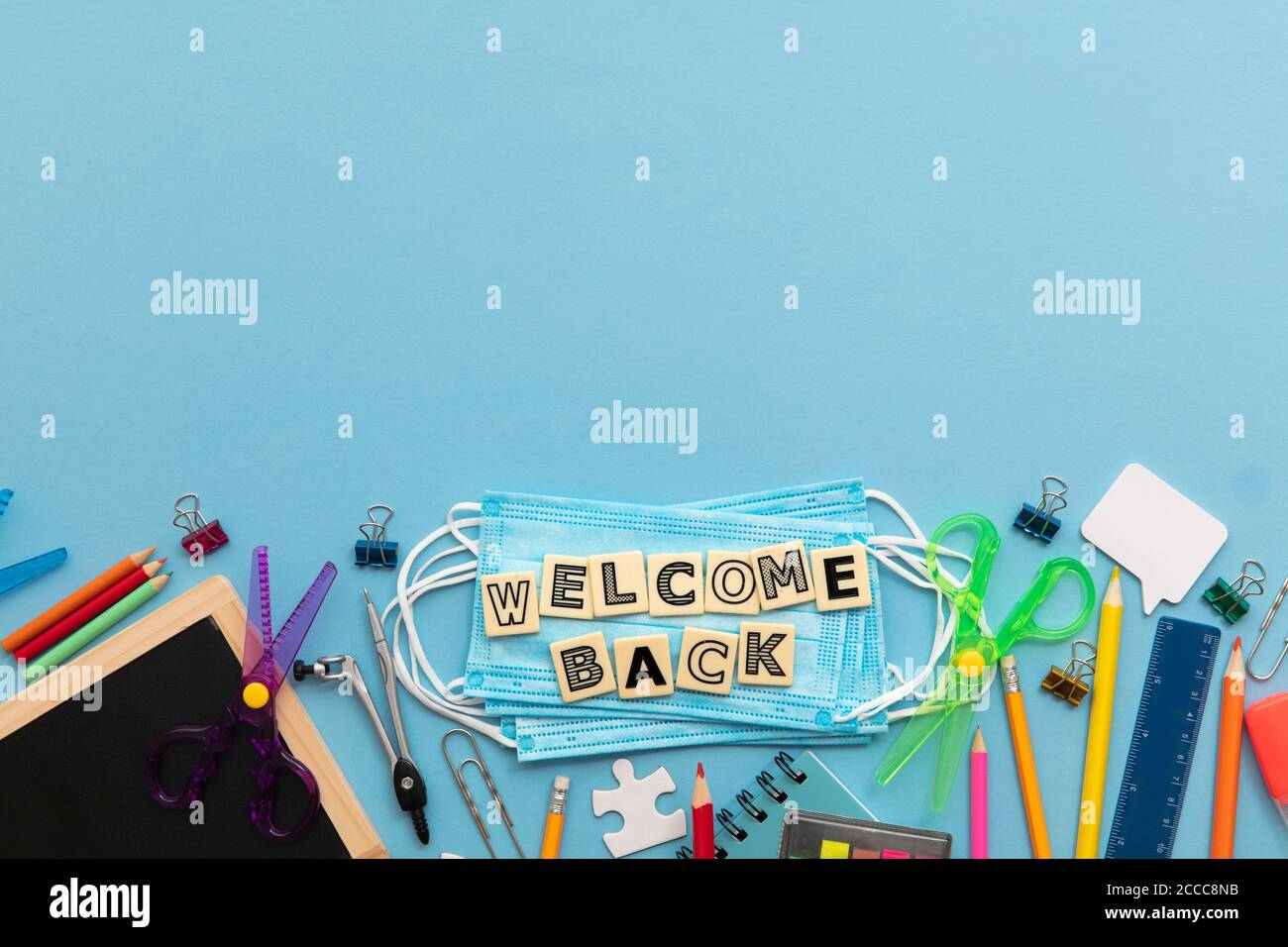 Concetto di ritorno a scuola. Le misure di protezione del covid della scuola sono piatte Foto Stock