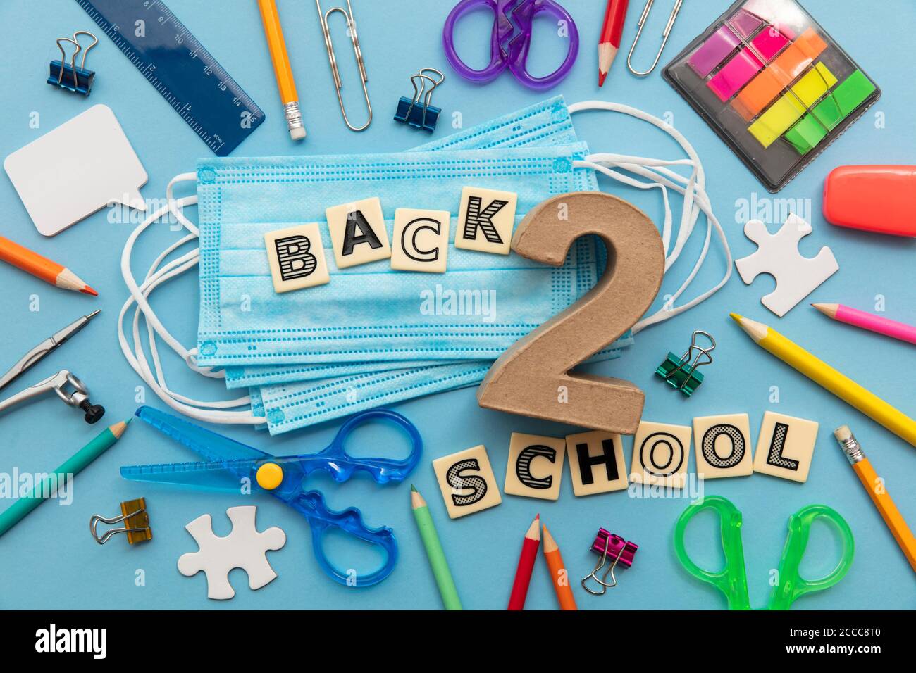 Concetto di ritorno a scuola. Le misure di protezione del covid della scuola sono piatte Foto Stock