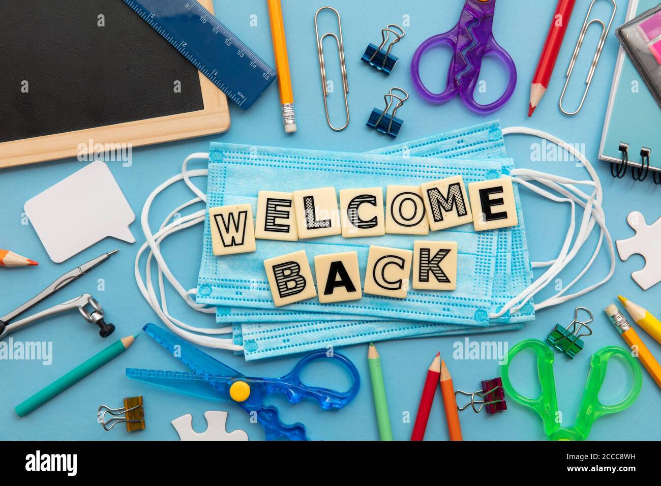 Concetto di ritorno a scuola. Le misure di protezione del covid della scuola sono piatte Foto Stock