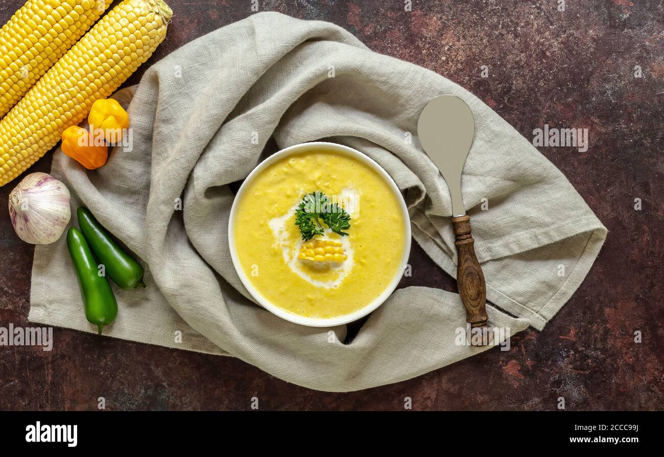 Tradizionale zuppa di mais piccante d'autunno. Cucina vegetariana. Foto Stock