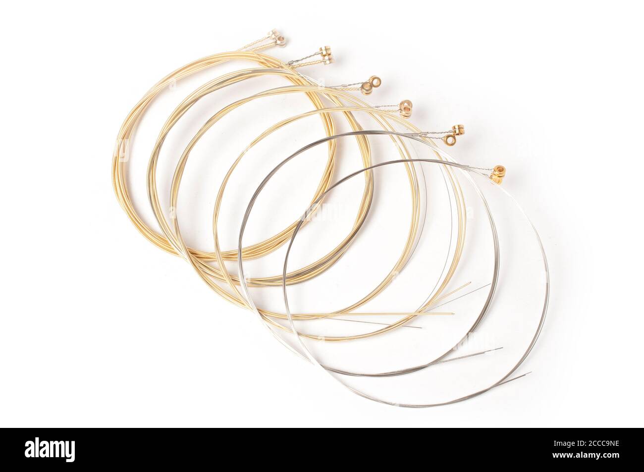 Set di corde di chitarra in bronzo per una chitarra a 12 corde su sfondo bianco Foto Stock