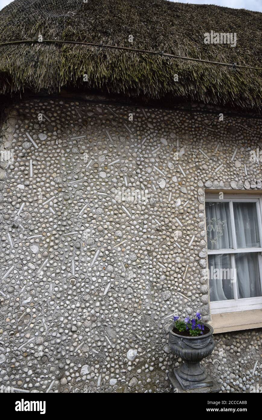 cottage pareti decorate con conchiglie, irlanda Foto Stock