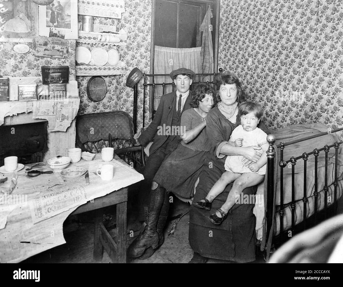 DIMORA DI SLUM in Lisburn Street, Bethnal Green, a est di Londra, circa 1920 Foto Stock