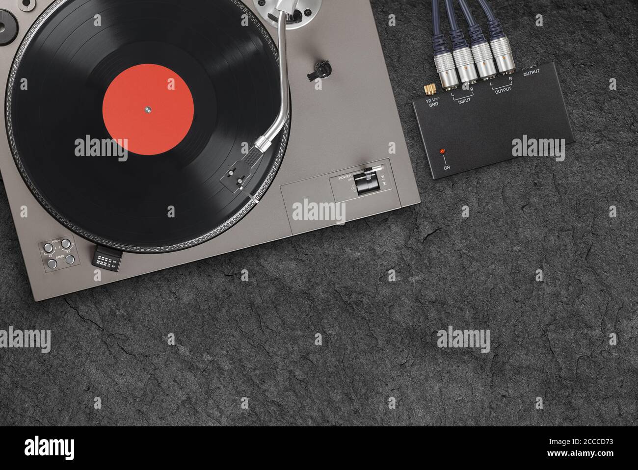 Giradischi vintage con disco LP in vinile su sfondo concreto. Vista dall'alto. Foto Stock