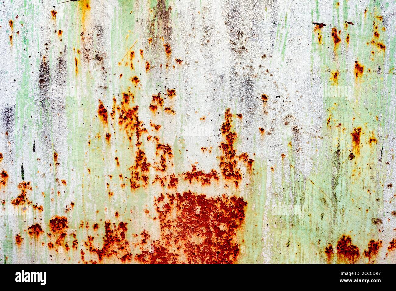 Old Metal Wall background.Cracked vernice verde su un vecchio metallo Superficie Foto Stock