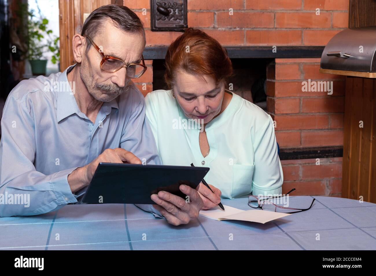 Coppia senior e tecnologie moderne con tablet Foto Stock