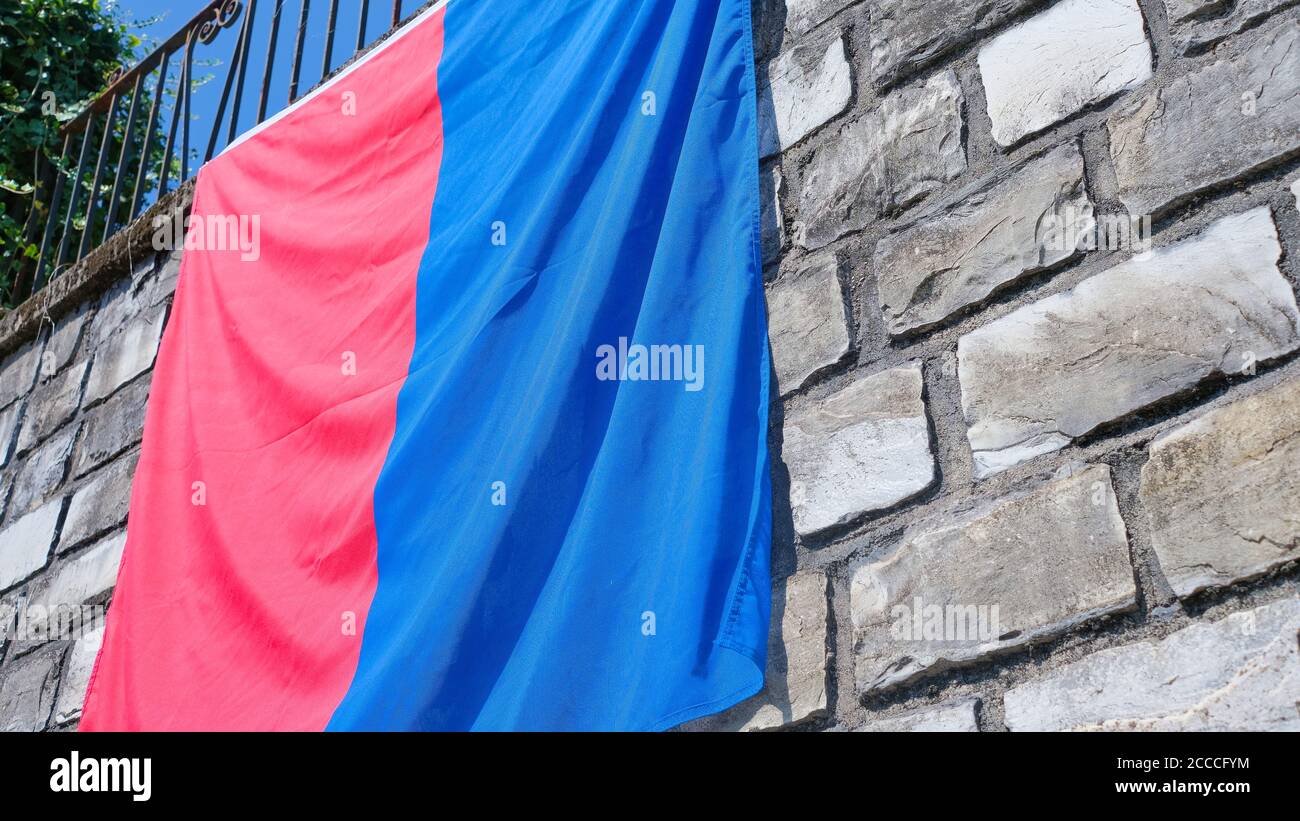 Bandiera ticinese su un muro. Foto Stock