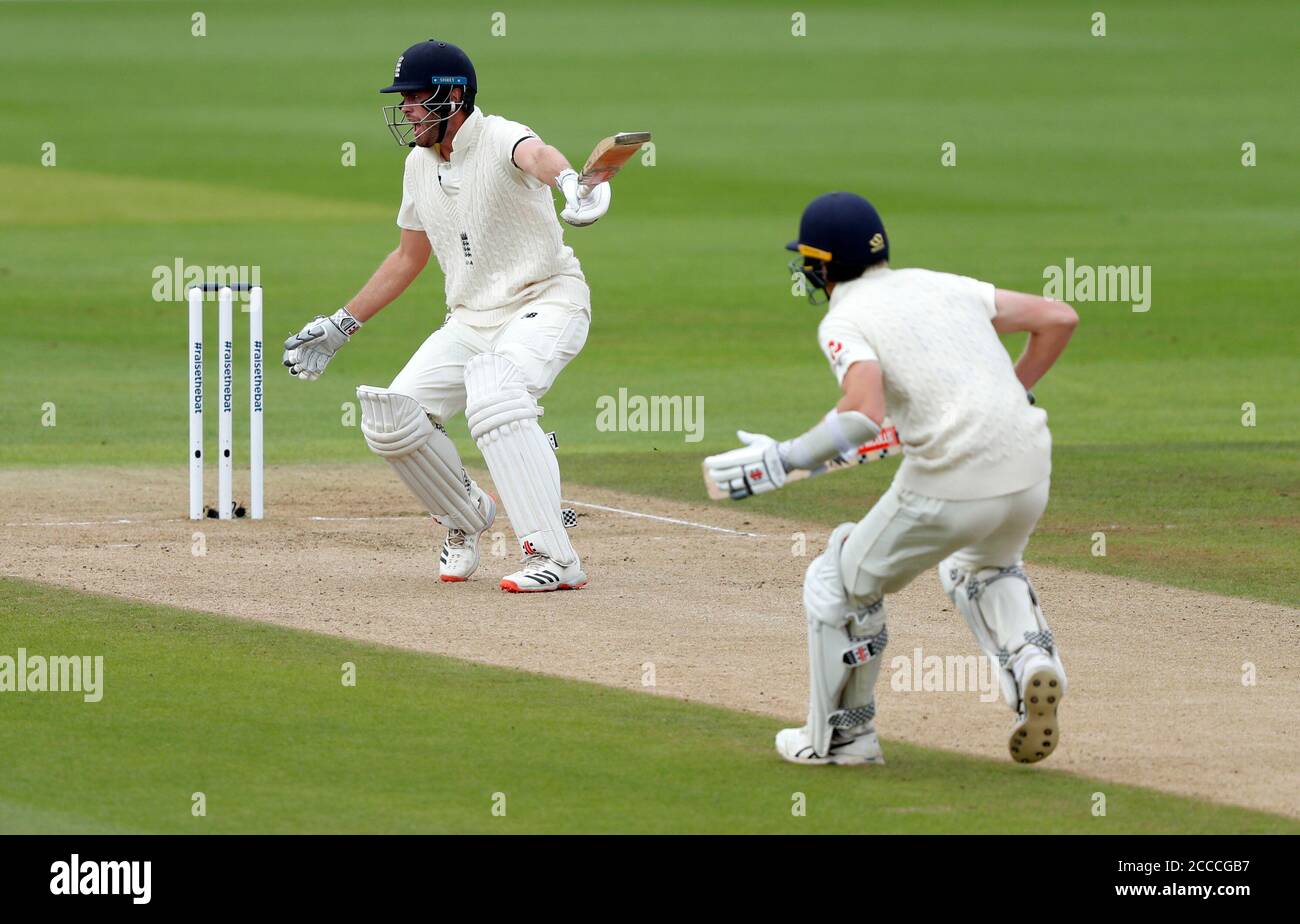 L'inglese Zak Crawley (a sinistra) impedisce a Dom Sibley di correre fuori dal bowling di Shaheen Afridi Pakistan durante il giorno uno del terzo Test Match all'Ageas Bowl, Southampton. Foto Stock