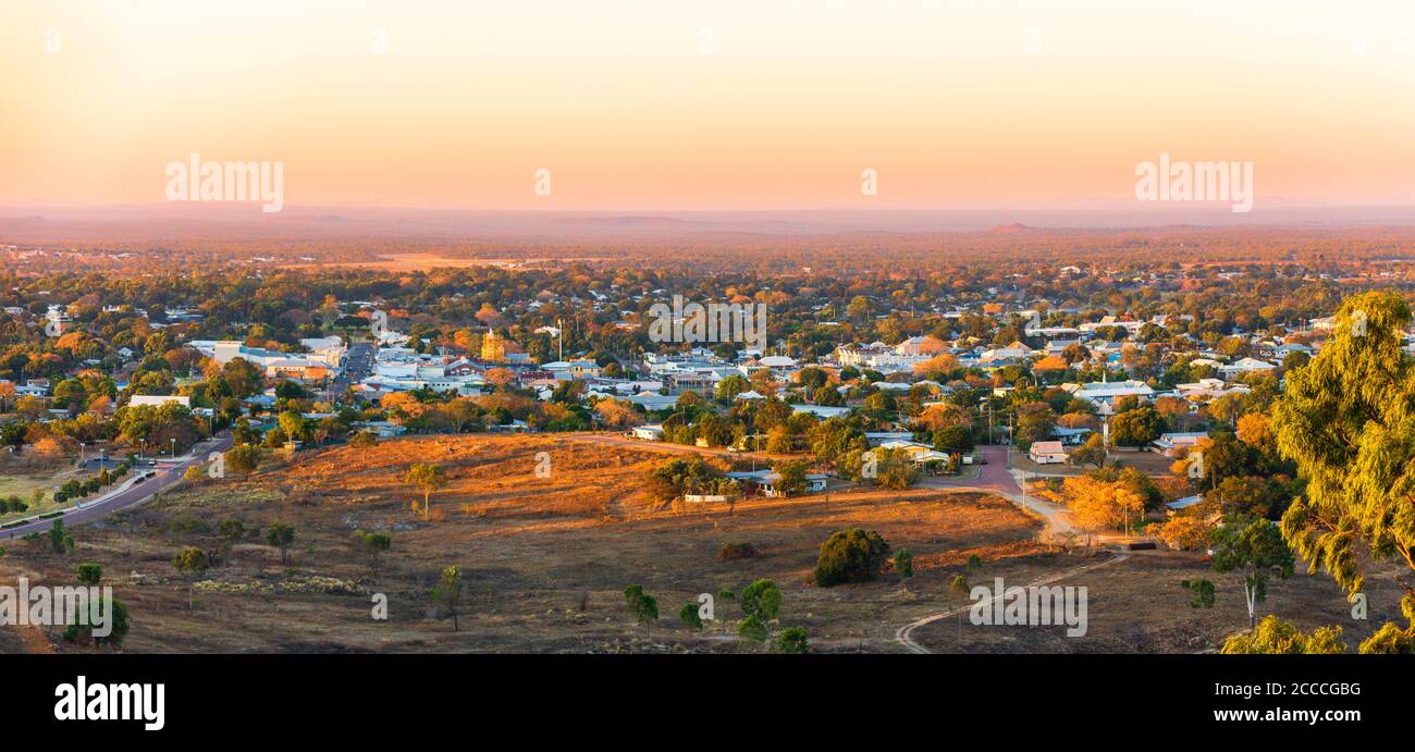 Panoram del tramonto sulla storica città della corsa all'oro di Charters Towers Queensland Australia. Foto Stock