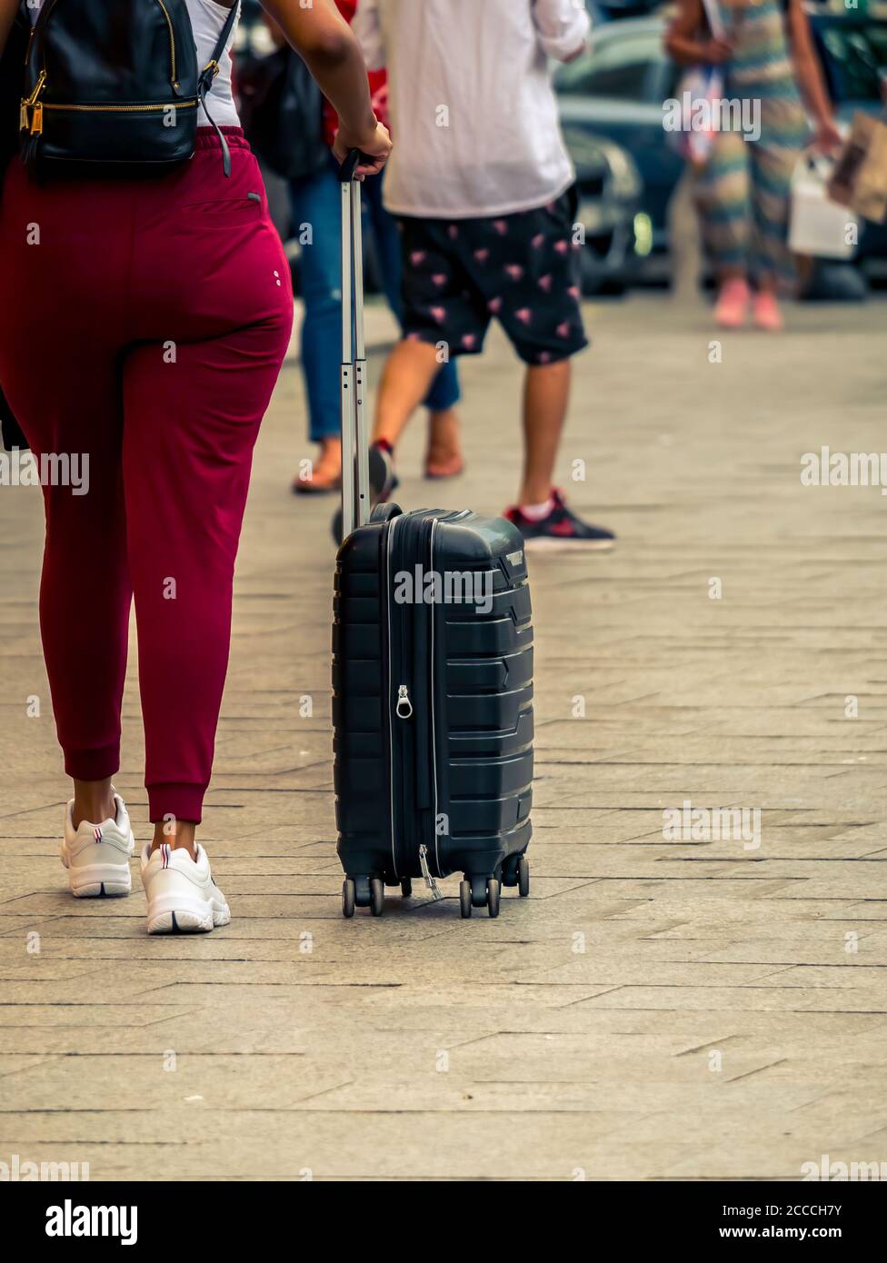 Donna con valigia da viaggio o bagaglio in partenza o in arrivo  dall'aeroporto Foto stock - Alamy