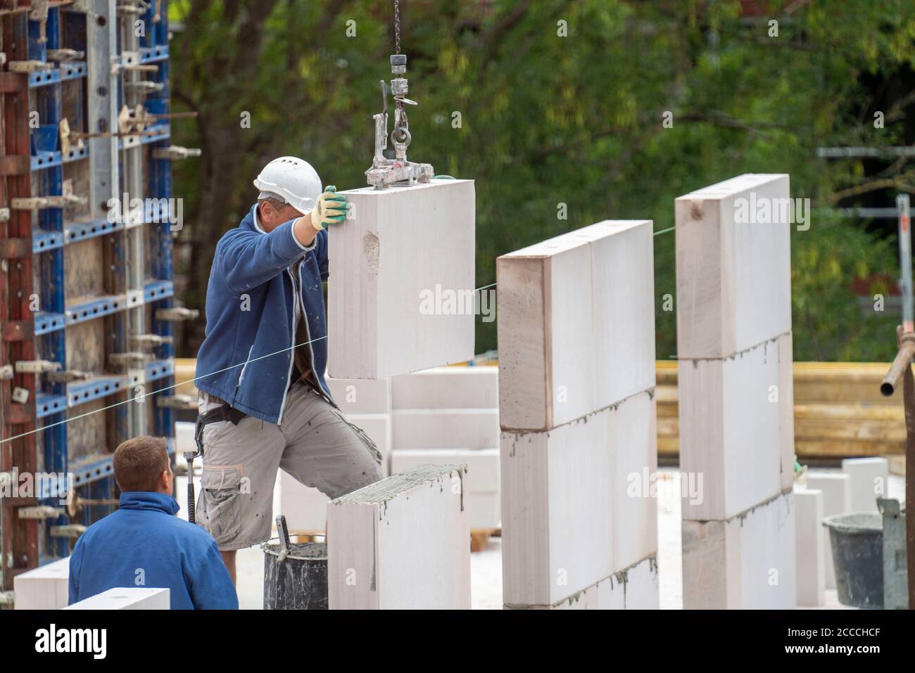 Lavori di muratura, cantiere, nuova costruzione di edifici residenziali multi-famiglia, costruzione di conchiglie, NRW, Germania Foto Stock