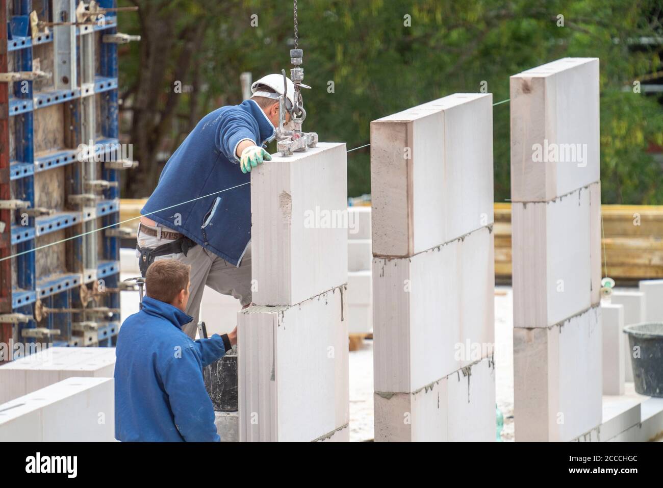 Lavori di muratura, cantiere, nuova costruzione di edifici residenziali multi-famiglia, costruzione di conchiglie, NRW, Germania Foto Stock