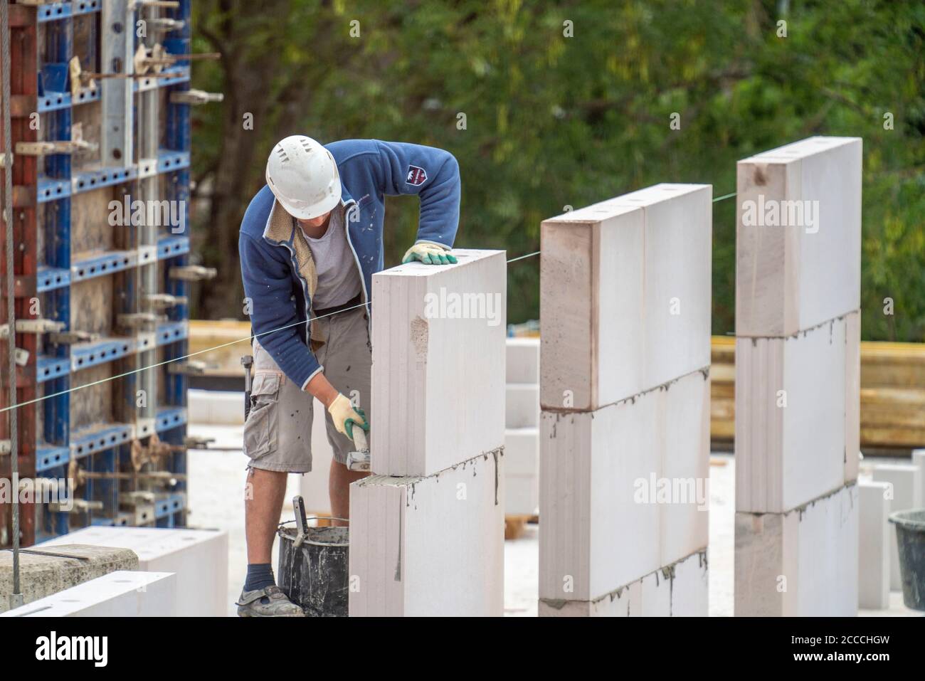 Lavori di muratura, cantiere, nuova costruzione di edifici residenziali multi-famiglia, costruzione di conchiglie, NRW, Germania Foto Stock