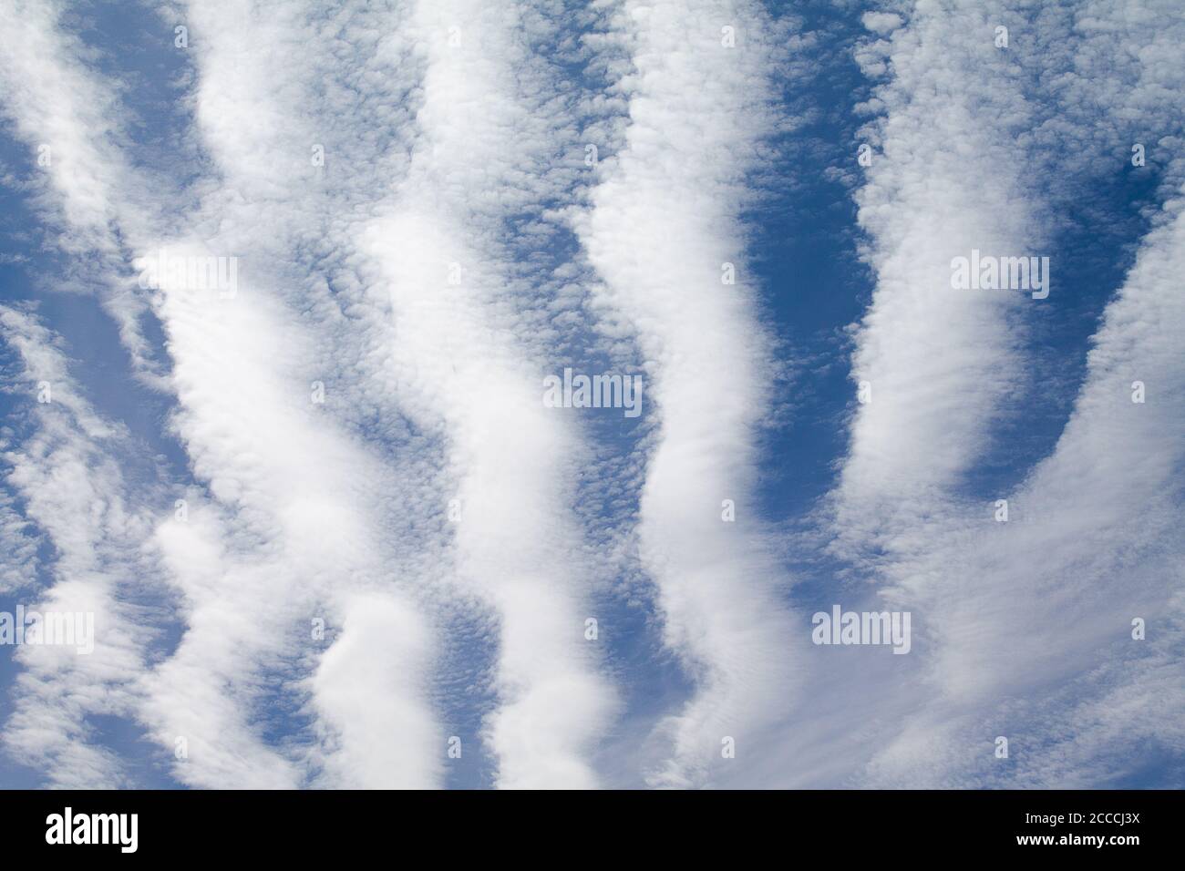 Cieli blu e nuvole uniche. I contrasti che si allontanano formano formano un modello di nuvola eccezionale. Foto Stock