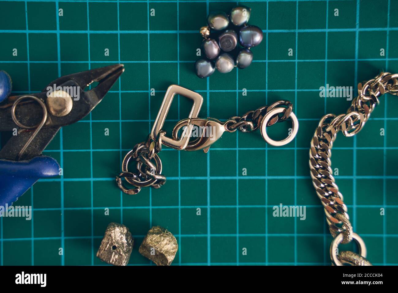 Fabbricazione di ornamenti con oggetti di metallo o pietre naturali Foto Stock
