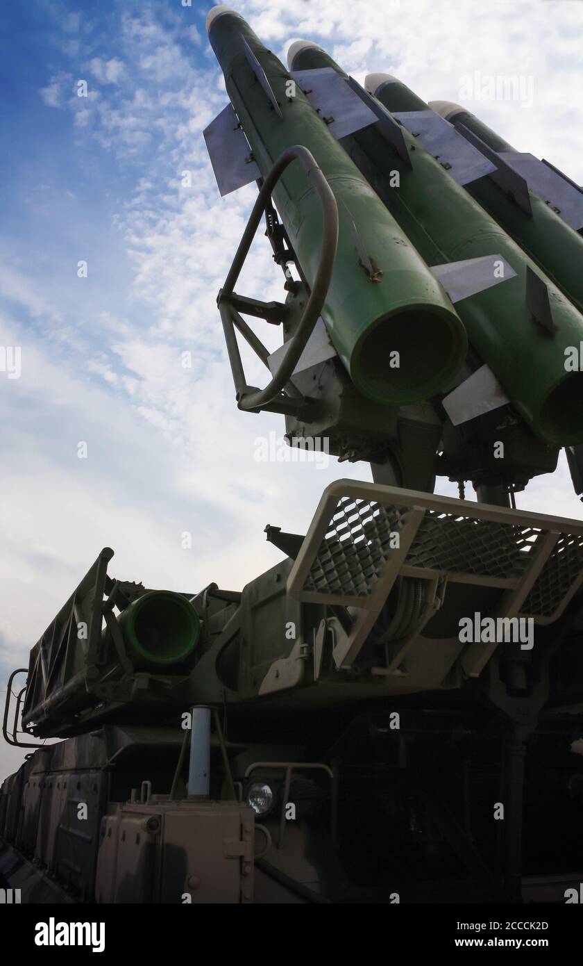 Lanciarazzi sul complesso militare mobile contro il cielo blu Foto Stock