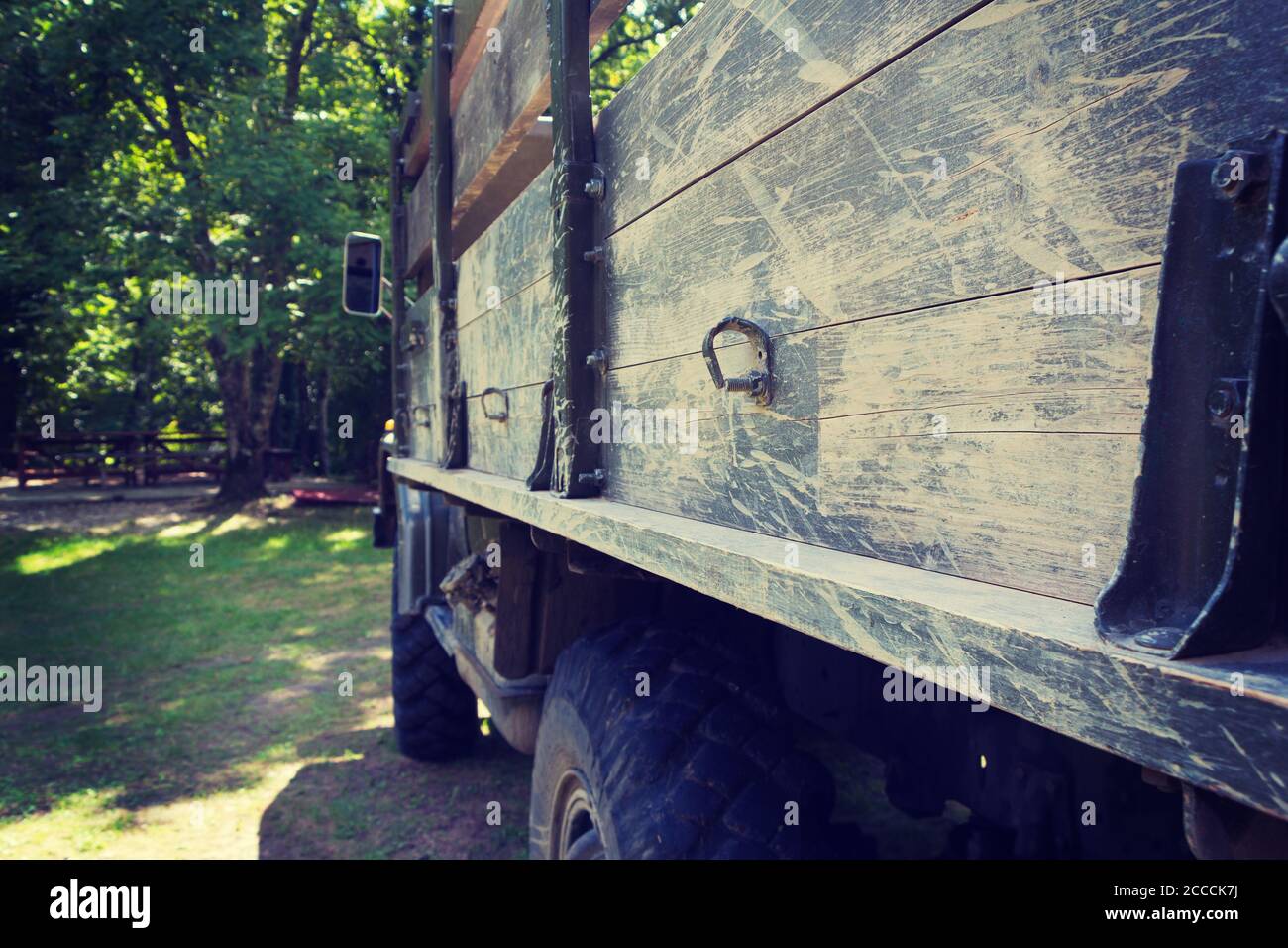 Corpo del camion sporco, veicolo militare in una foresta Foto Stock