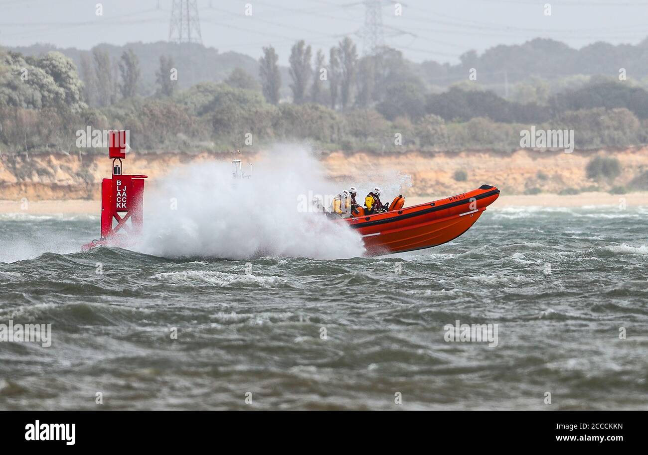 Calshot, New Forest. 21 agosto 2020. Regno Unito Meteo. L'equipaggio di Calshot RNLI ha sfidato le condizioni disaganti del Solent mentre i venti sfuggirono fino a 44 mph. Credit Stuart Martin/Alamy Live News Foto Stock