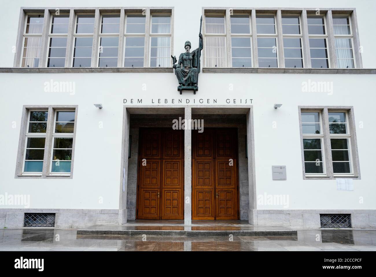 Heidelberg, Germania. 16 luglio 2020. La scritta 'Dem lebendigen Geist' si trova sopra l'ingresso principale della Nuova Università del Ruprecht-Karls-Universität. Credit: Uwe Anspach/dpa/Alamy Live News Foto Stock