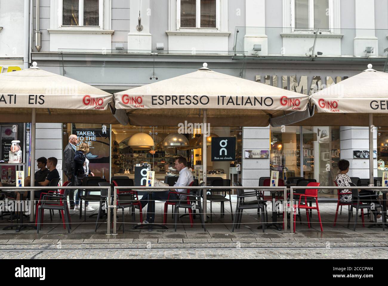 Graz, Austria. Agosto 2020. Alcune persone seduti ai tavoli di un bar in una strada nel centro della città Foto Stock