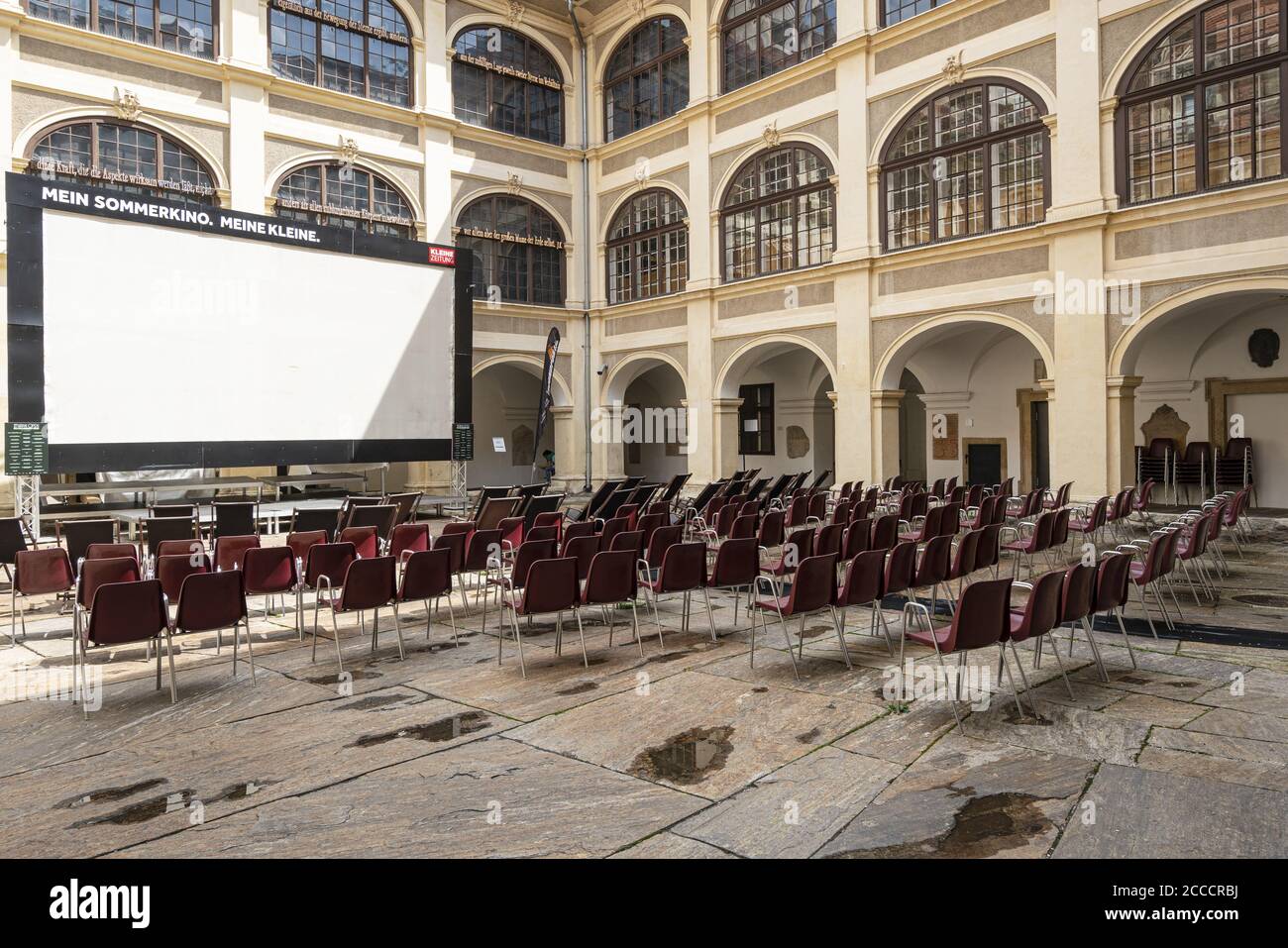 Graz, Austria. Agosto 2020. Leslie Open, un cinema all'aperto nel cortile di un edificio a mansarda nel centro della città Foto Stock