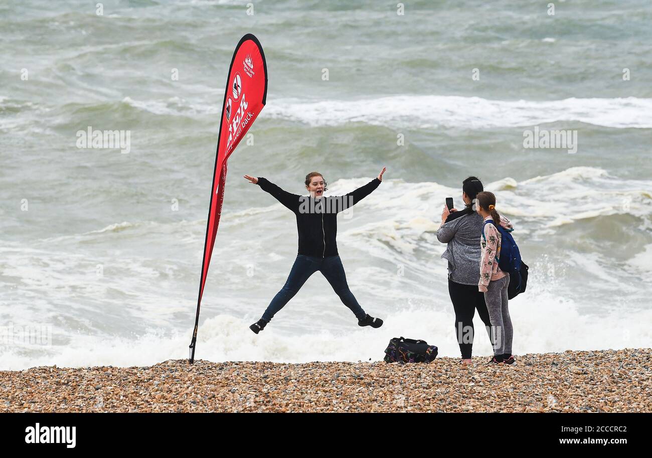 Brighton UK 21 agosto 2020 - i visitatori si godono sulla spiaggia di Brighton, mentre i forti venti battono la costa meridionale mentre la coda di Storm Ellen passa attraverso la Gran Bretagna : Credit Simon Dack / Alamy Live News Foto Stock